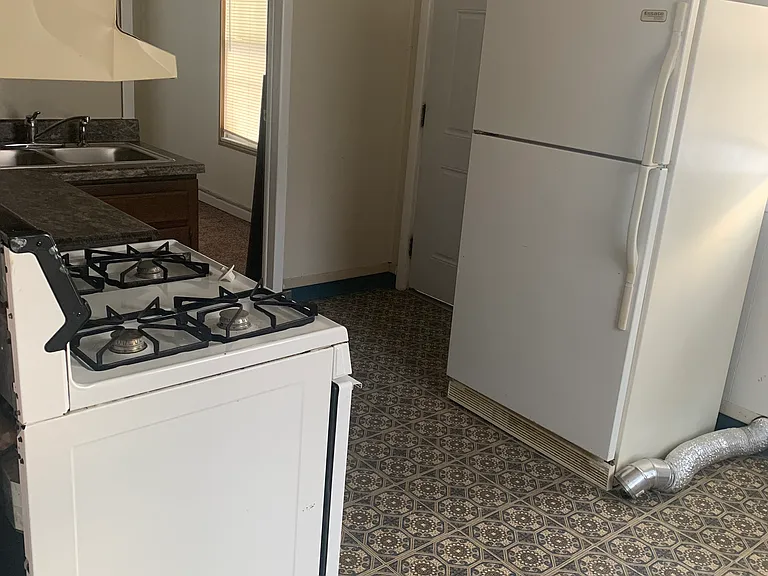 737 Hancock Ave — Photo 2