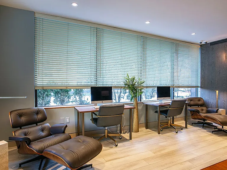 Complimentary iMac Work Stations in the Club Lounge