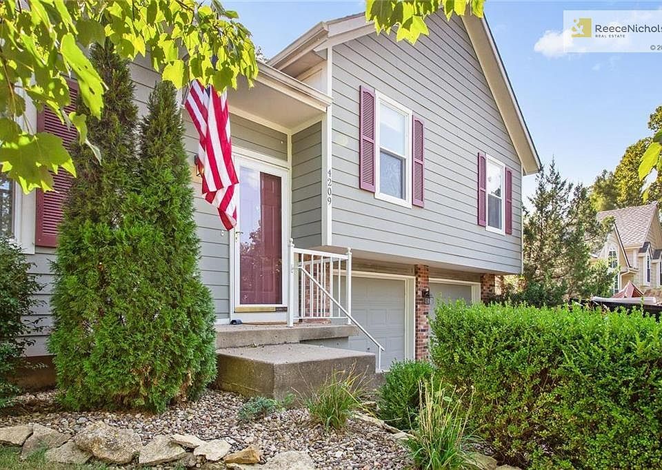 This 3 bed, 2.1 bath is super cute and ready for you!