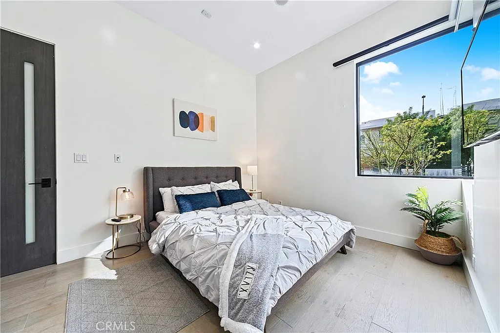 5 bed, 3545 sqft, $28,000 — Photo 3