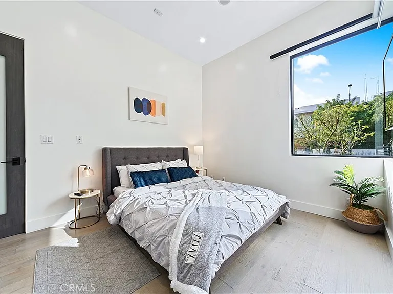 454 S Holt Ave — Photo 3