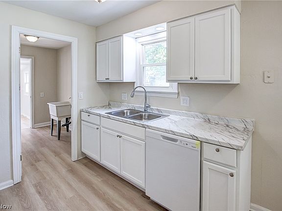5th image of 861 Oak St
