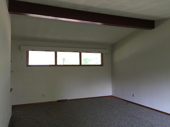 3rd image of 1076 Sylvan Dr