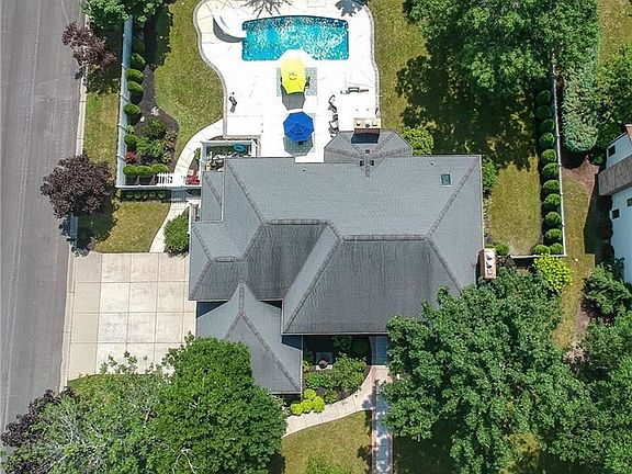 3rd image of 136 Viscount Dr