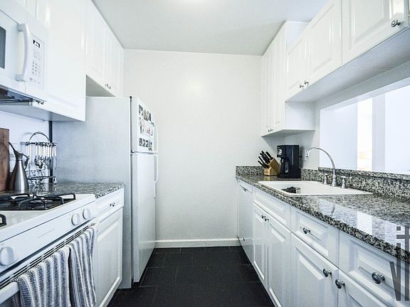 4th image of 401 W 22nd St