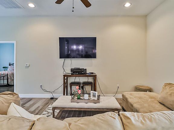 5th image of 10940 Royal Cir