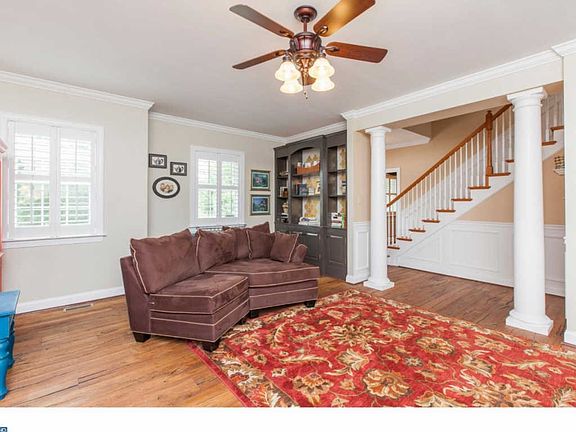 3rd image of 611 Plum Ln
