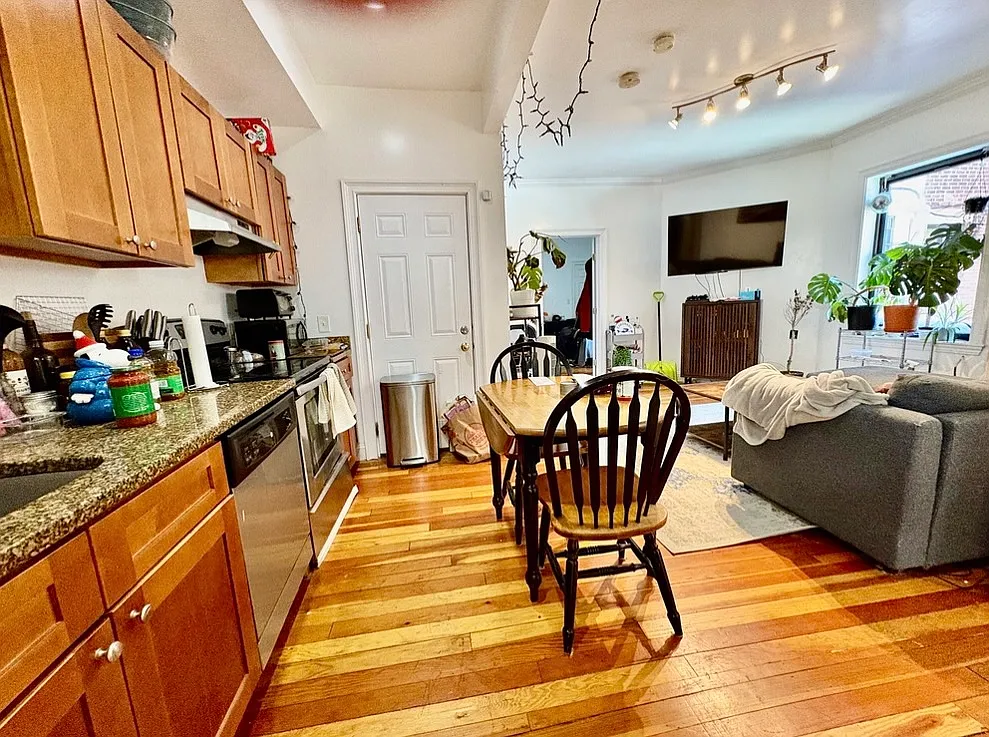 2 bed, 850 sqft, $3,600 — Photo 2