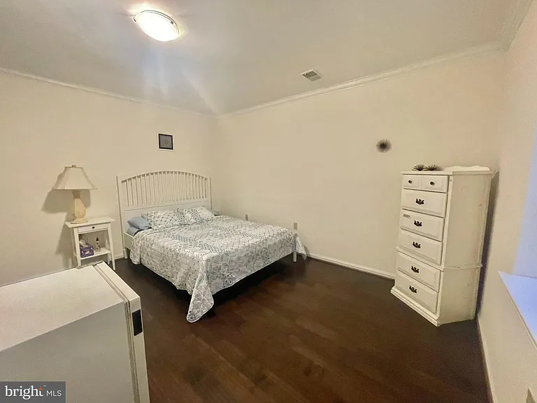 8526 Raglan Rd — Photo 6