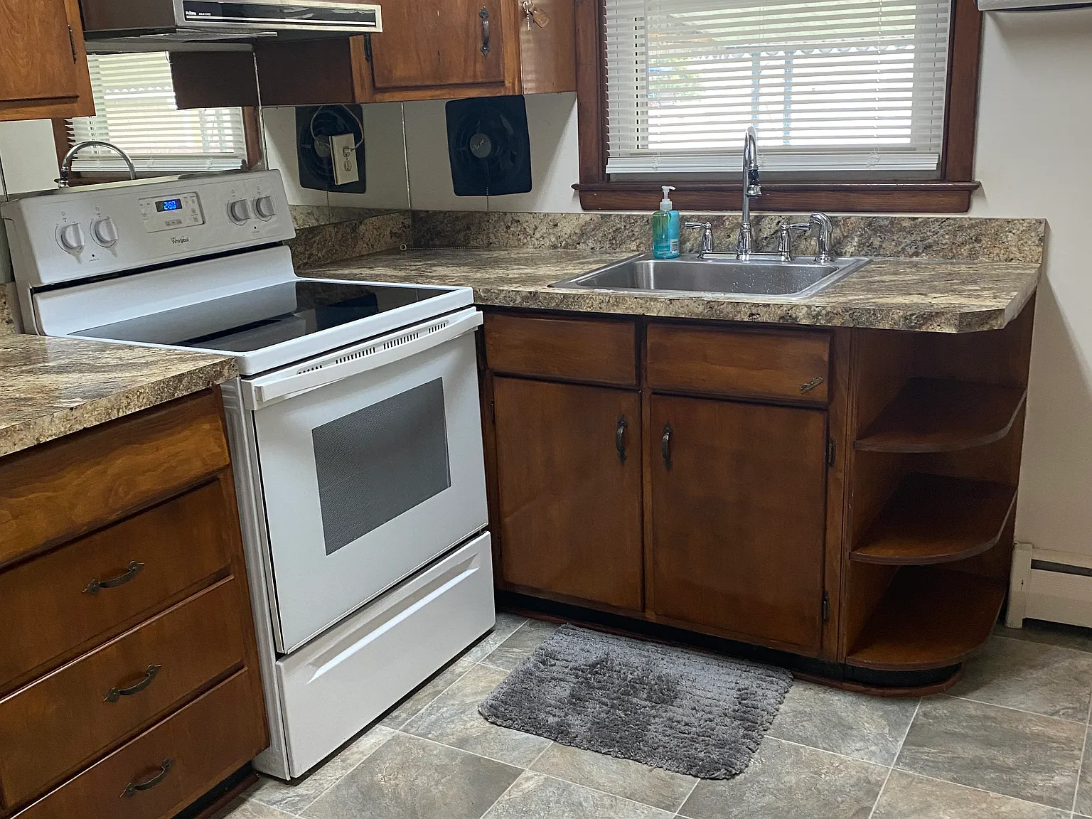 3 bed, 1.5 bath, 1950 sqft, $2,450 — Photo 2