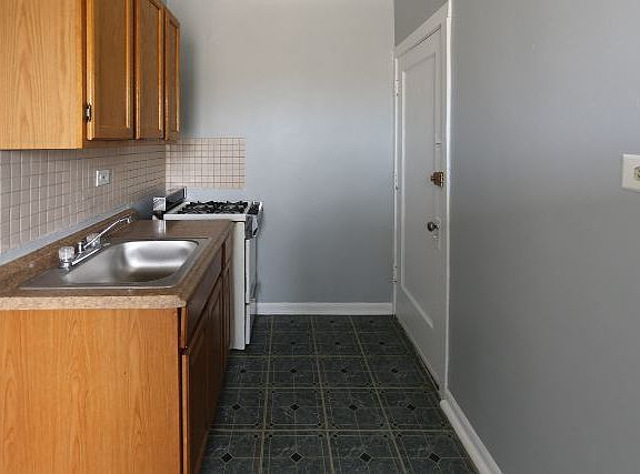 2nd image of 4606 N Beacon St APT 4C