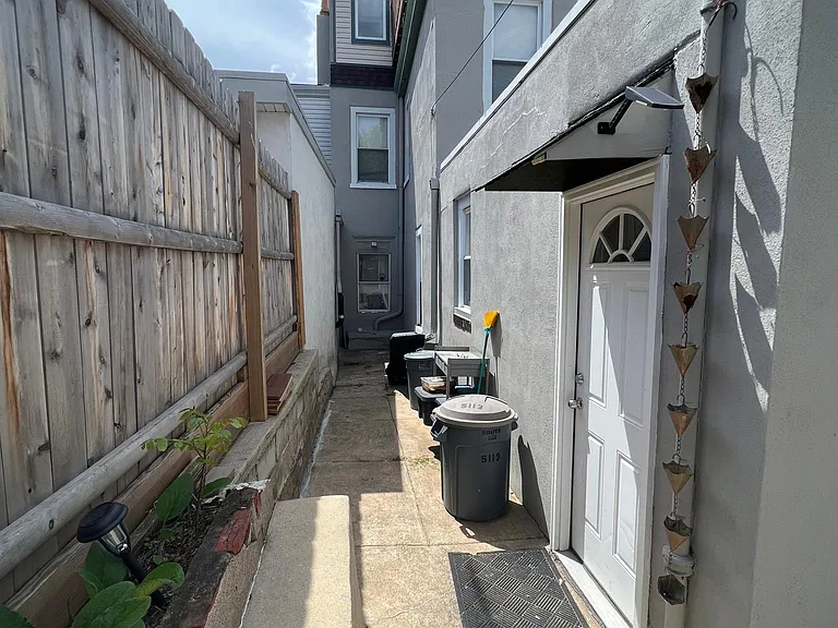 ENTRANCE & ALLEY