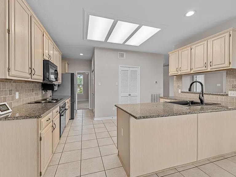 1602 Seminole St — Photo 9