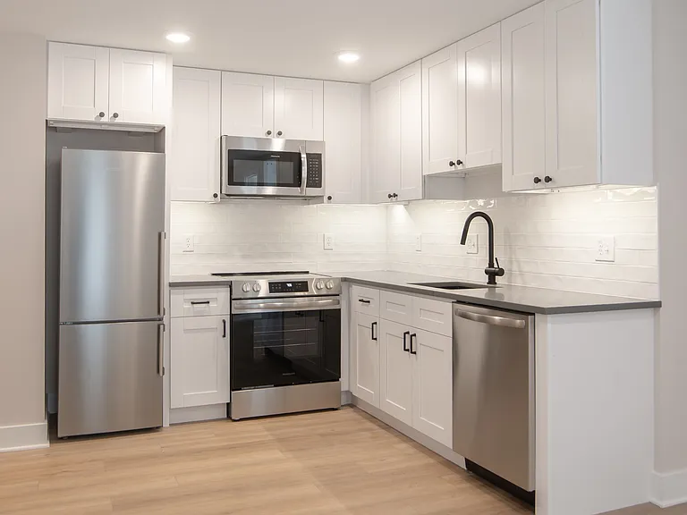 Connecticut House Apartments — Photo 12