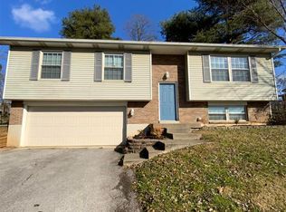 912 Timberwood Dr, Radcliff, KY 40160
