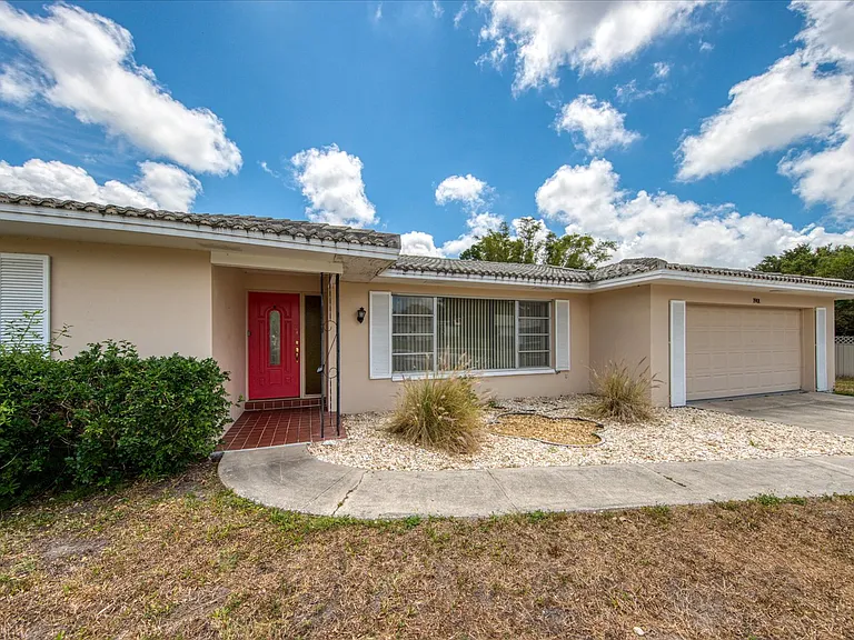 1901 Dolphin Dr — Photo 1