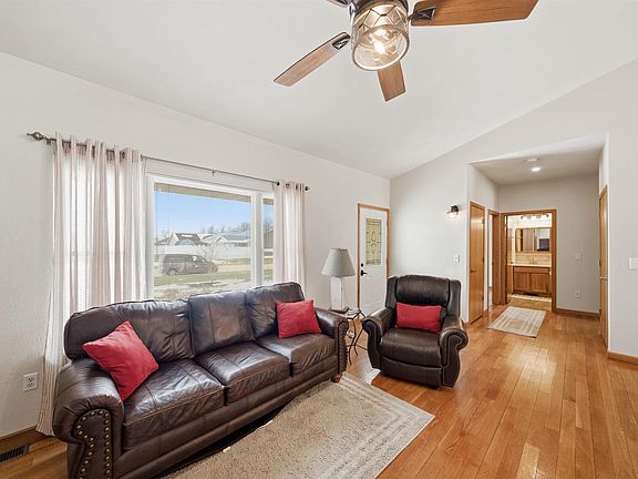5th image of 302 Cottonwood Cir