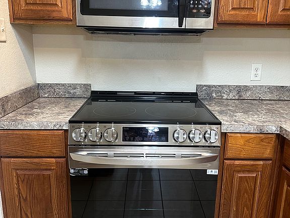 Brand new oven/stove installed in the last 6-months!