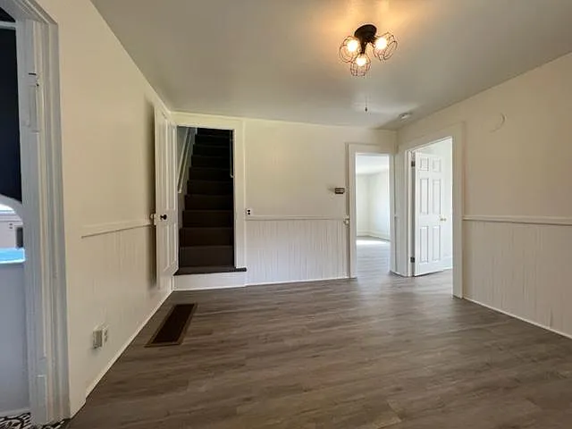 406 W 10th St — Photo 9