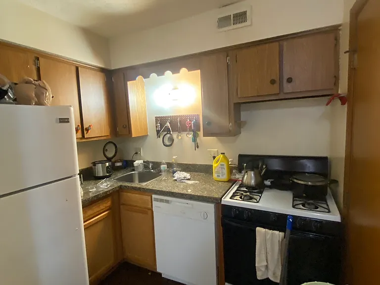 174 E 12th Ave #B — Photo 3