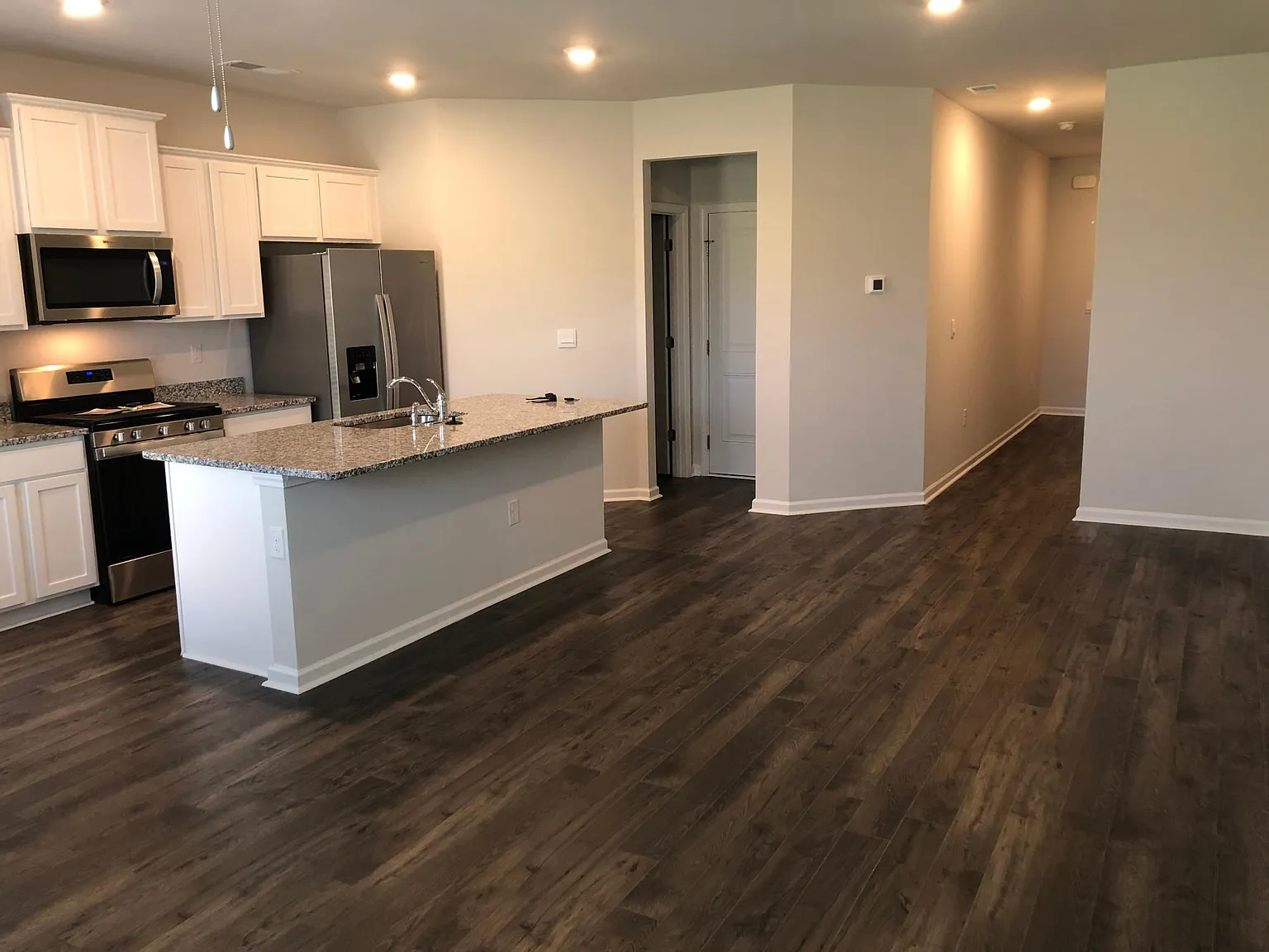 3 bed, 2.5 bath, 1435 sqft, $1,850 — Photo 3