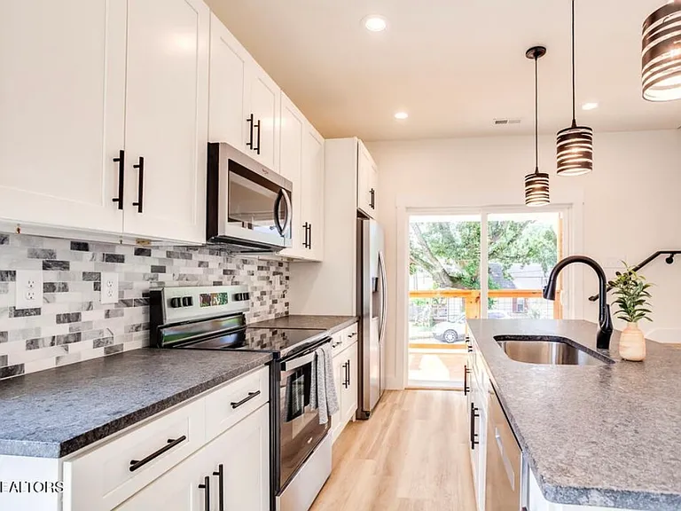 307 Woodland Ave E — Photo 12