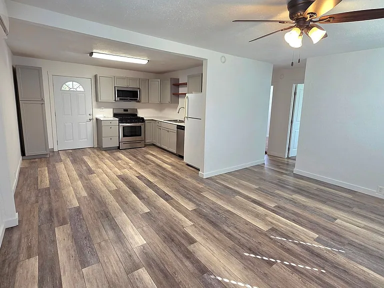 1123 Hawthorne Ave — Photo 3