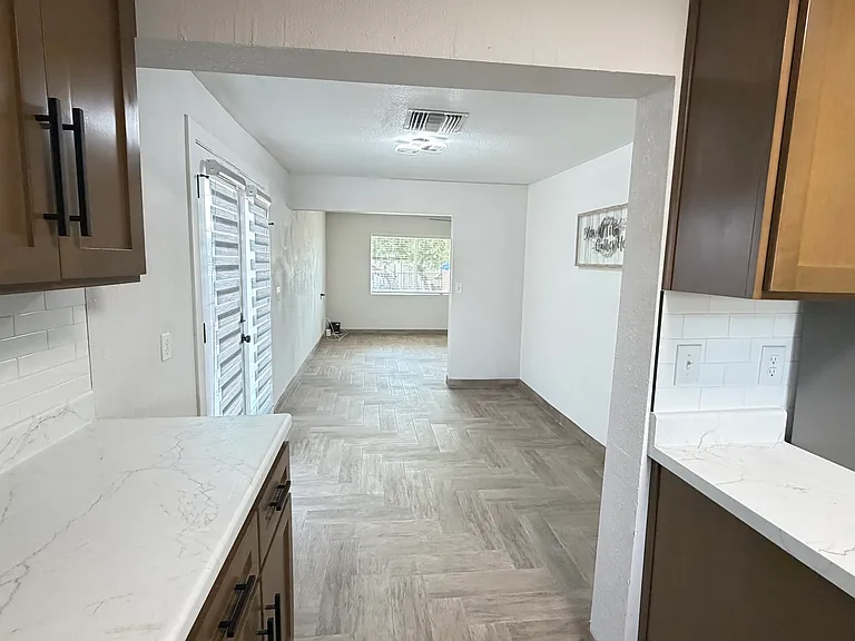 244 E Spring St — Photo 7