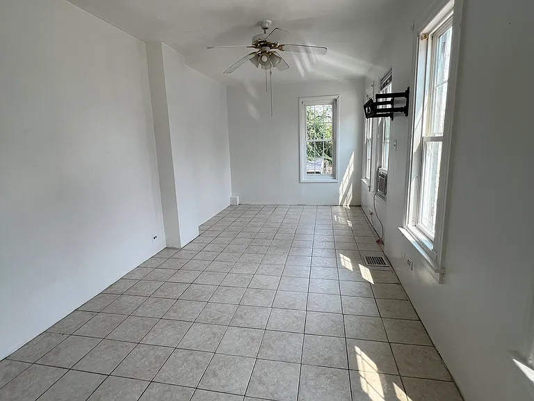 323 S 6th St — Photo 5