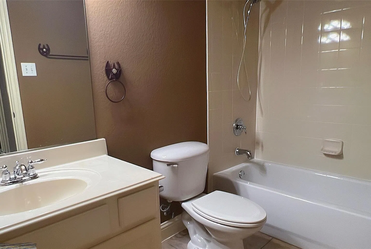 3 bed, 2109 sqft, $2,450 — Photo 4