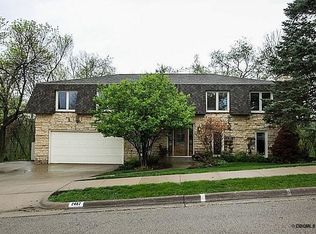 2487 Knob Hill Dr, Dubuque, IA 52003