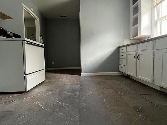 5th image of 1123 W 5th St