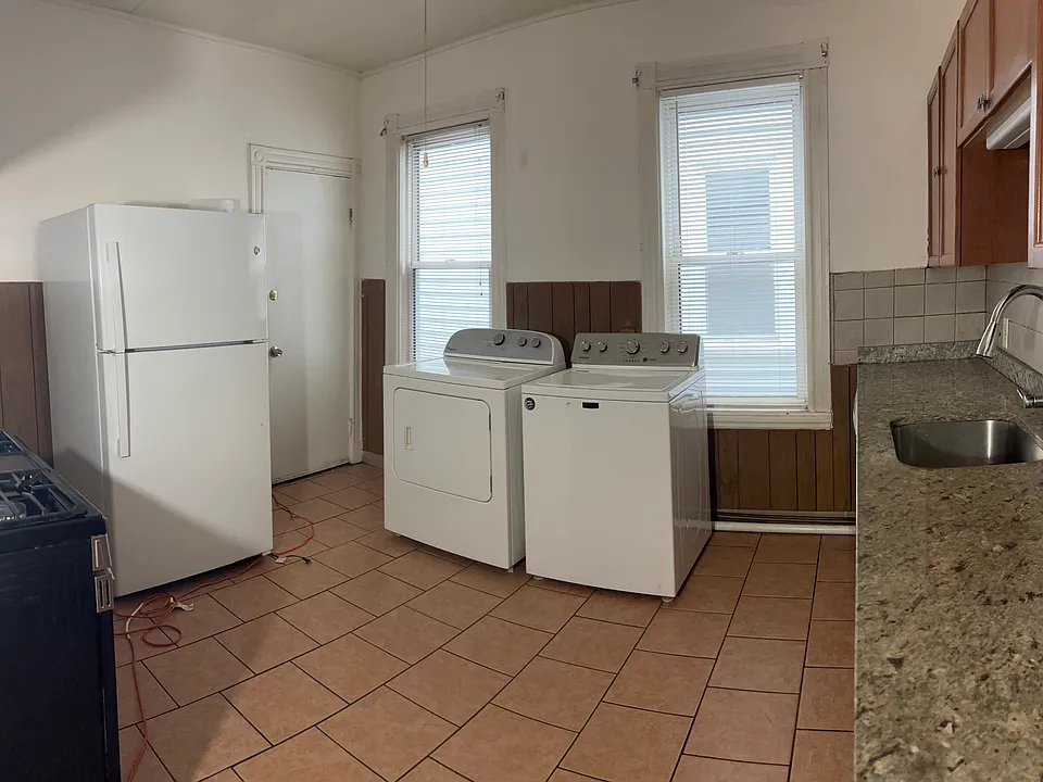 Kitchen and washer/dryer