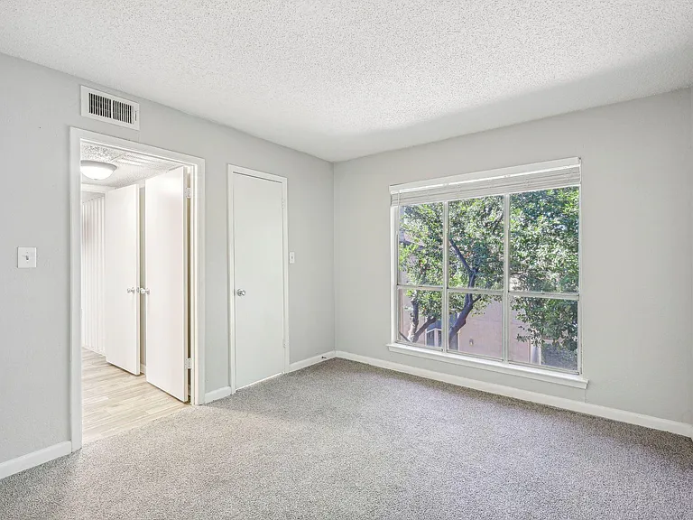 Hollyhills Apartments — Photo 18