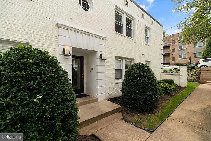 94 Webster St NE — Photo 4