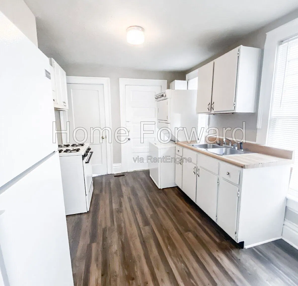 3 bed, 2.0 bath, 1094 sqft, $2,000 — Photo 3