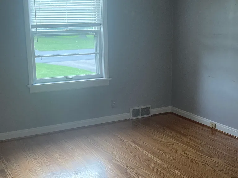 325 Biltmore Rd — Photo 7