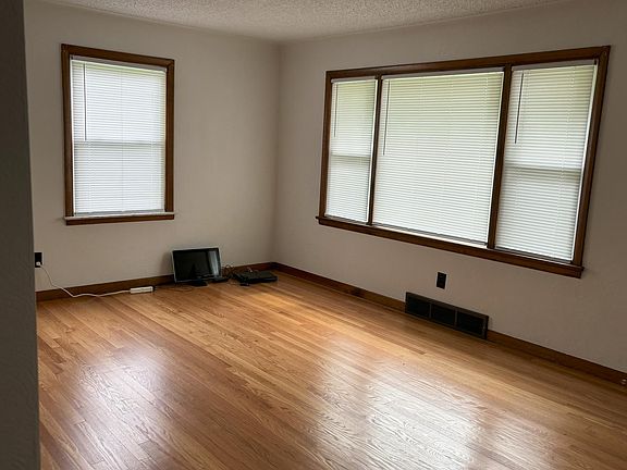 4th image of 12126 Valencia Ave