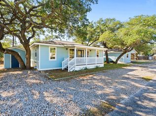 1424 8th St, Rockport, TX 78382