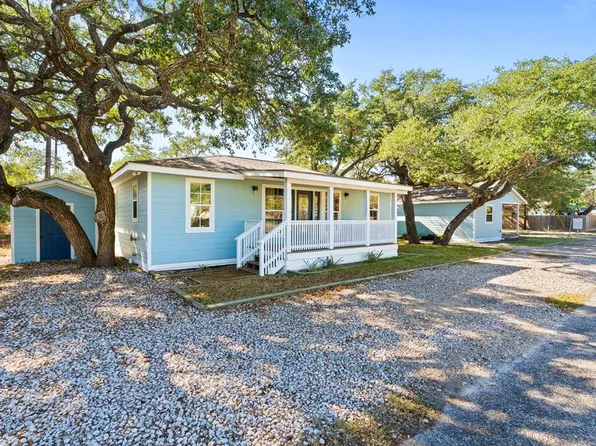 1424 8th St, Rockport, TX 78382