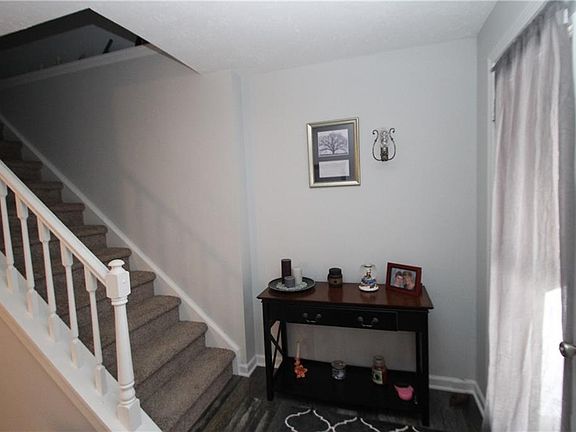 2nd image of 8 Broxbourne Dr