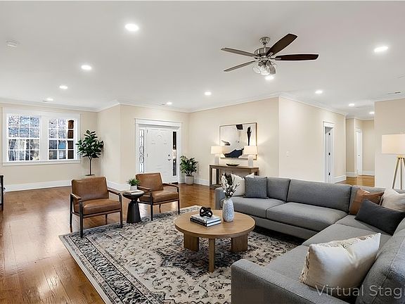 3rd image of 303 Regency Cir