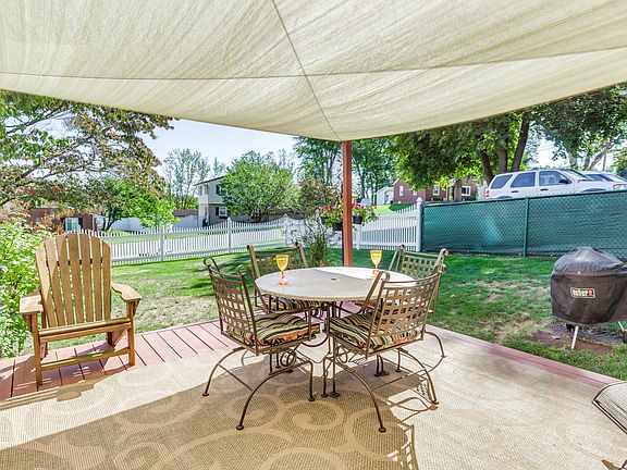 Back deck, fenced in yard