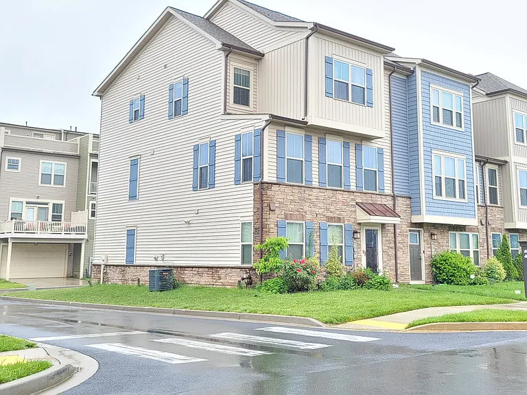 8667 Shady Pines Dr — Photo 1