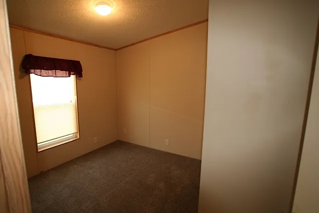 Manufactured home behind the mall — Photo 4