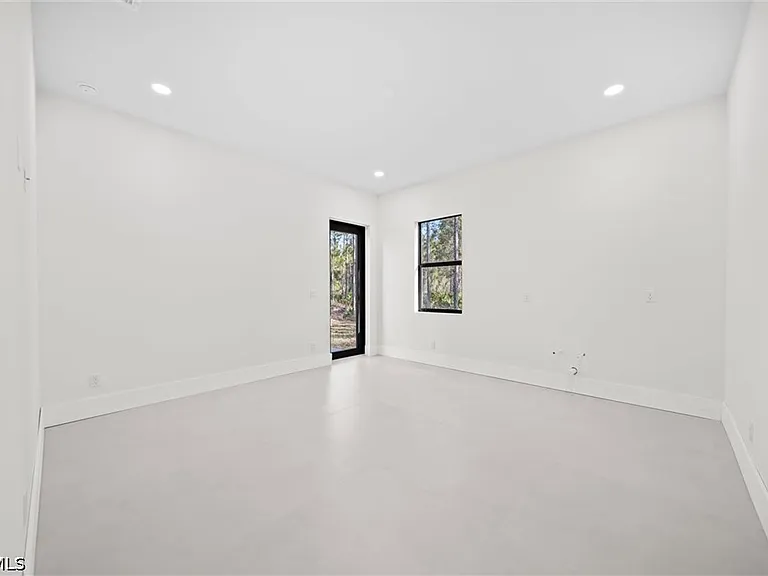 1805 W 10th St — Photo 9
