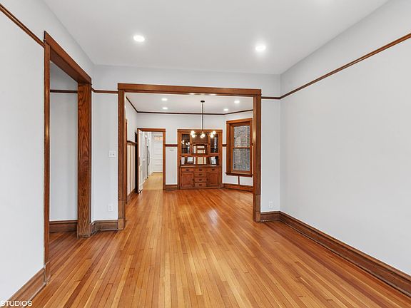 2nd image of 1472 W Farragut Ave #1
