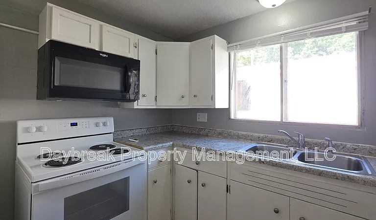 32 10th Ave N #6 — Photo 7