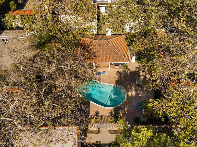 Los Patos Apartments — Photo 17