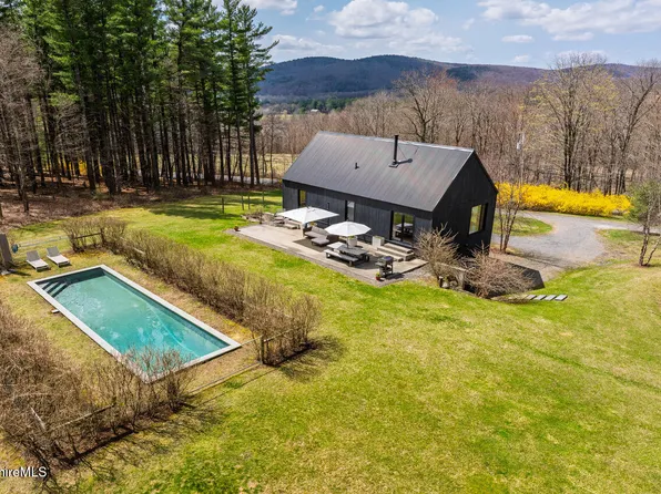 90 Overlook Dr, Hillsdale, NY 12529